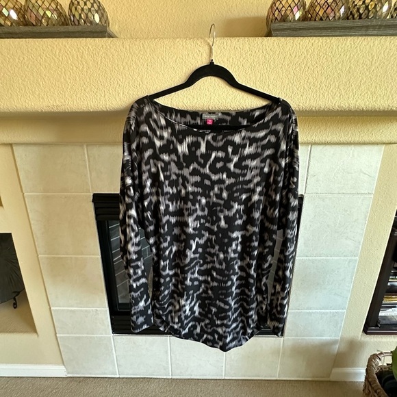 Vince Camuto Gray Tunic top with sleeves and ruching on both sides- 3X - Picture 1 of 3